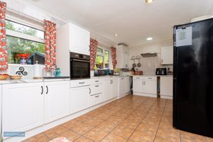 Kitchen/Breakfast Room- click for photo gallery